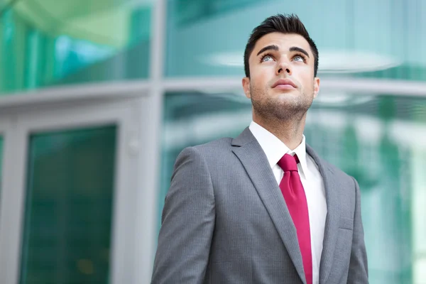 Hombre de negocios guapo al aire libre en la ciudad — Foto de Stock