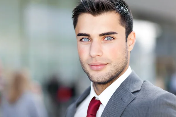 Hombre de negocios guapo al aire libre en la ciudad — Foto de Stock