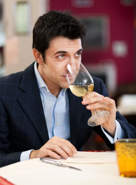 Homme analysant le vin blanc — Photo