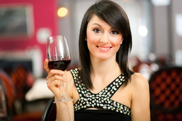 Donna che beve vino al ristorante — Foto Stock