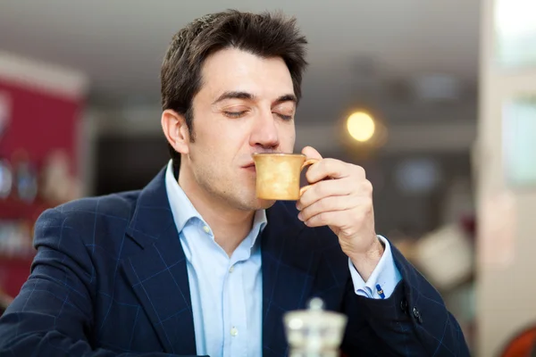 Człowiek o kawę w restauracji — Zdjęcie stockowe