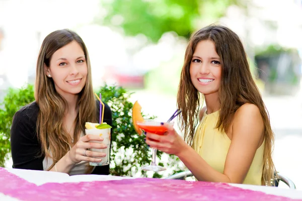 Två flickor med aperitif utomhus — Stockfoto