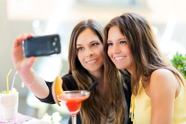 Amigos tomando uno mismo tiro con el teléfono — Foto de Stock