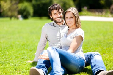 Genç çift çim üzerinde rahatlatıcı