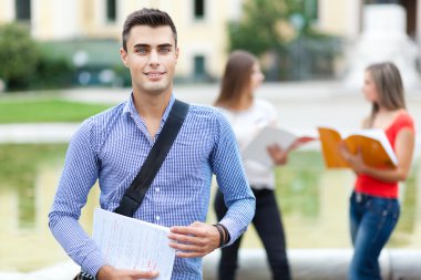 öğrenci okul önünde