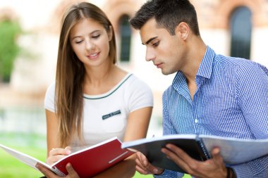 iki öğrenci parkta okuma