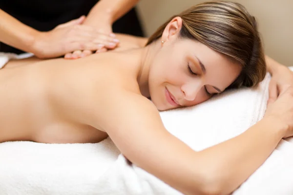 Mulher relaxante com massagem nas mãos — Fotografia de Stock