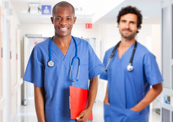 Dwa uśmiechający się pracowników medycznych — Zdjęcie stockowe