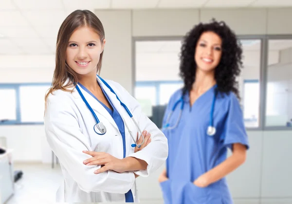 Twee vrouwelijke gezondheidswerkers — Stockfoto