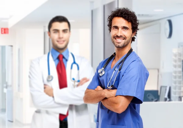 Dois trabalhadores médicos sorridentes — Fotografia de Stock