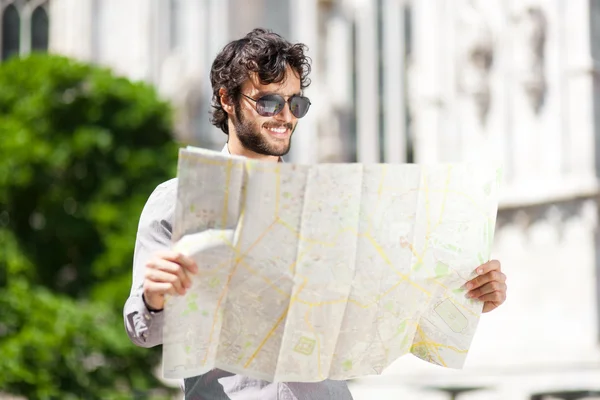 Joven turista con mapa — Foto de Stock