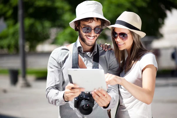 Tourists using tablet — Stock Photo, Image