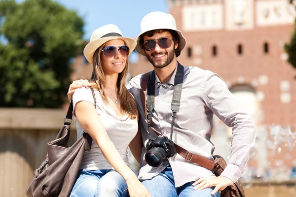 Young couple of tourists in city — Stock Photo, Image