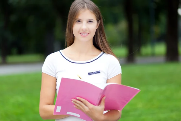 Schüler lesen Notizbuch — Stockfoto