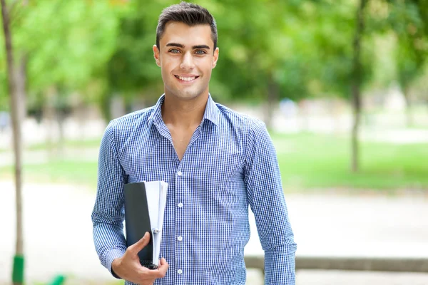 Bello giovane studente all'aperto — Foto Stock