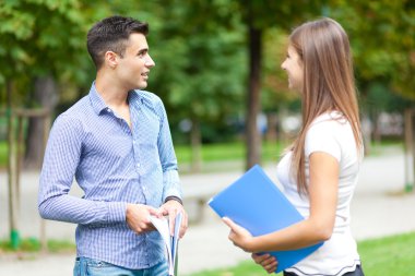 Genç çift dışarıda konuşuyor.