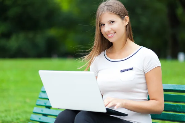 Mulher usando computador portátil ao ar livre — Fotografia de Stock