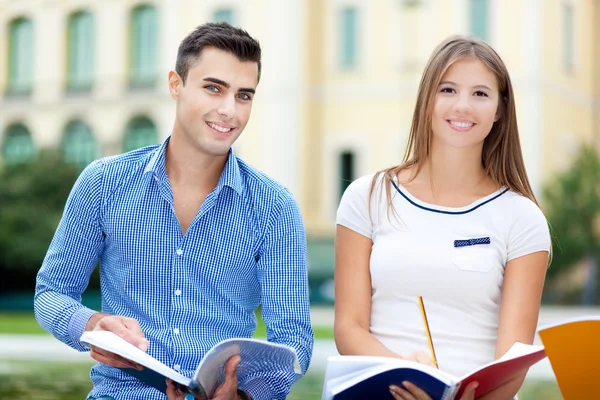 Due studenti che leggono nel parco — Foto Stock