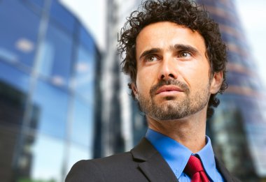 yakışıklı işadamı açık şehir