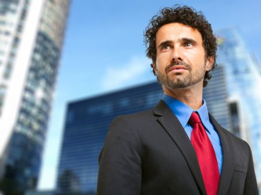 yakışıklı işadamı açık şehir