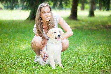 onun golden retriever ile oynayan kadın