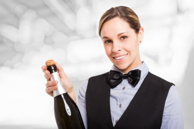 Garson holding şampanya şişesi
