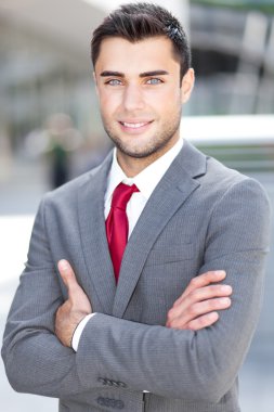 şehirde yakışıklı işadamı