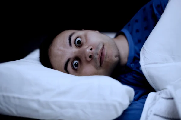 Hombre tratando de dormir en su cama — Foto de Stock