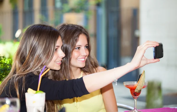 Amigos tomando selfie retrato — Foto de Stock