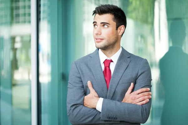 Young businessman with folded arms — Stock Photo, Image