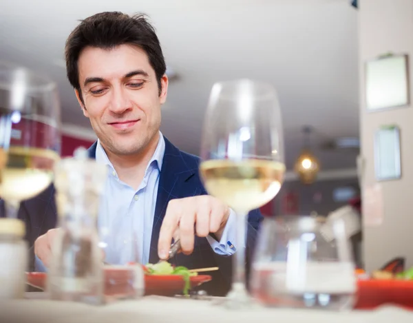 Homem jantando no restaurante — Fotografia de Stock