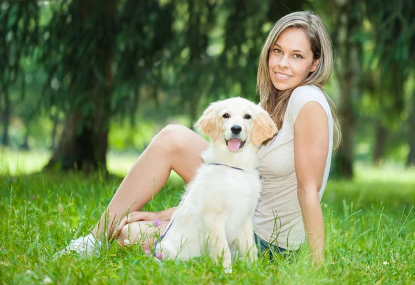 Kvinna leker med hennes golden retriever — Stockfoto