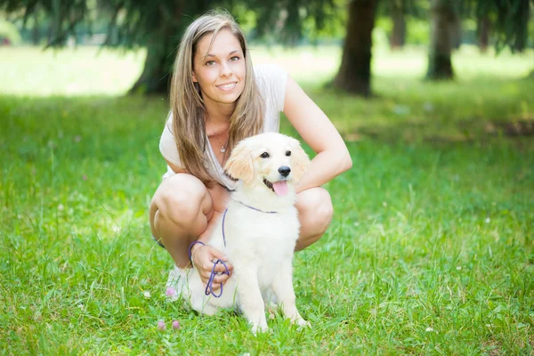 Kobieta z jej złoty pies myśliwski — Zdjęcie stockowe