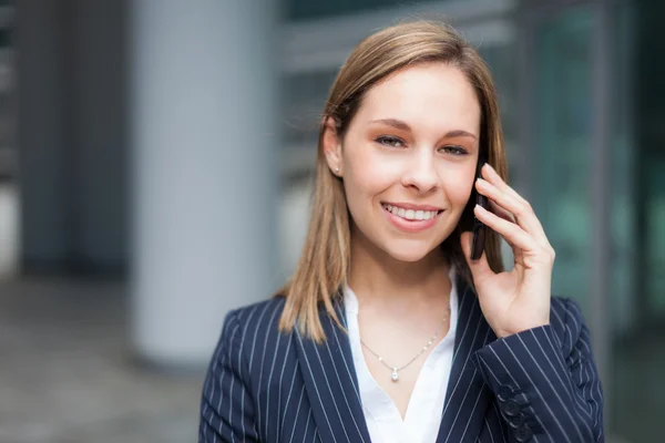 Business woman talking on mobile phone — Stock Photo, Image