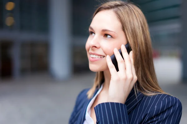 Obchodní žena mluví na mobilním telefonu — Stock fotografie