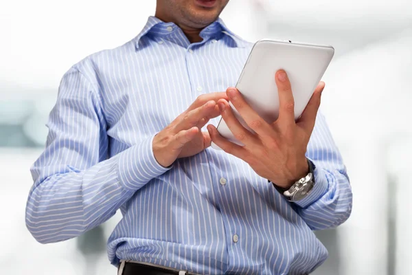 Man using tablet computer — Stock Photo, Image