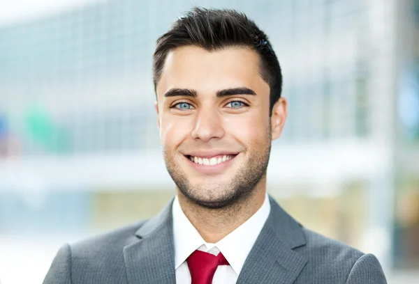 Hombre de negocios guapo al aire libre en la ciudad — Foto de Stock