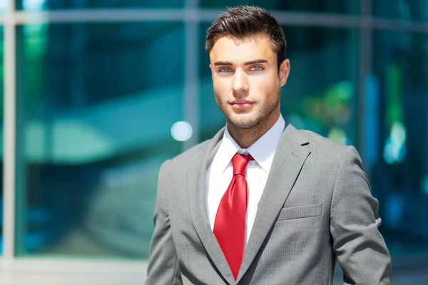 Hombre de negocios guapo al aire libre en la ciudad —  Fotos de Stock