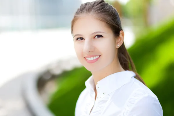 Mooie zakenvrouw portret buiten — Stockfoto