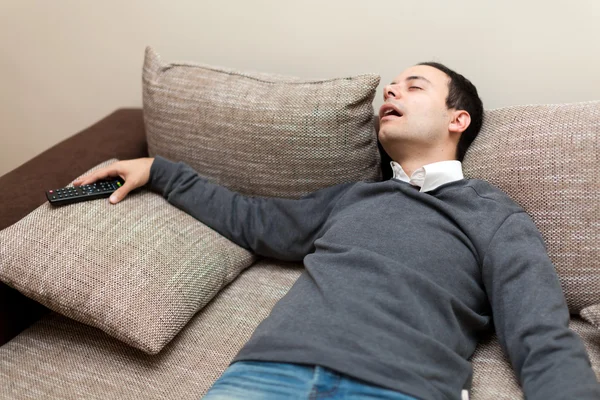 Homem dormindo enquanto assiste tv — Fotografia de Stock