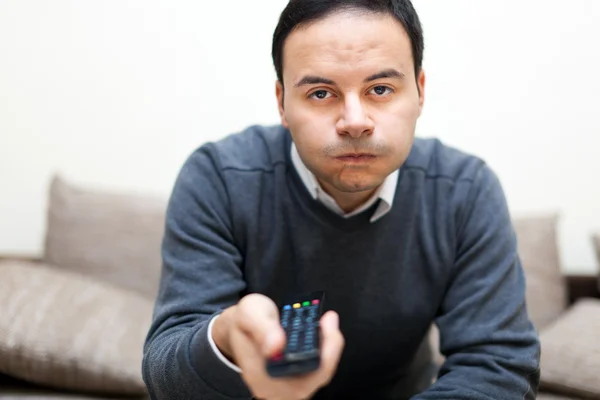 Verveeld man tv kijken op de Bank — Stockfoto