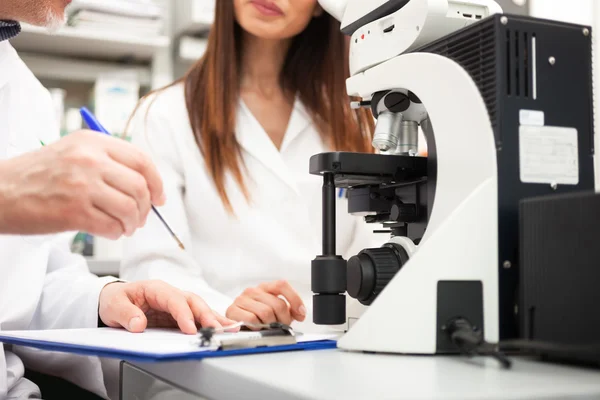 Investigadores no trabalho — Fotografia de Stock