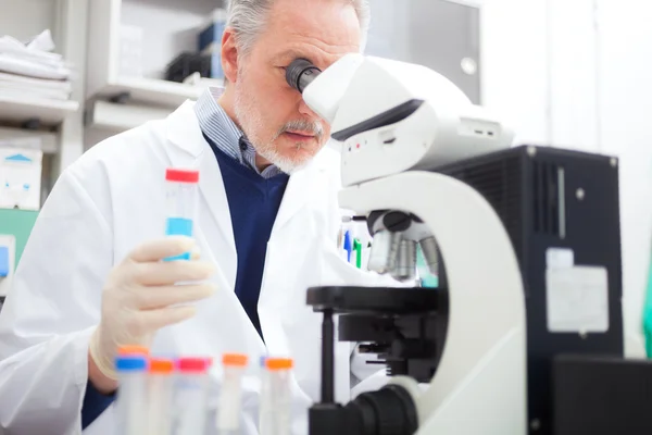 Hombre usando microscopio — Foto de Stock