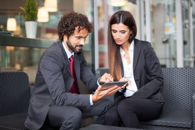Dijital masada çalışma iş adamları