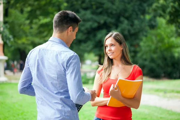 Les étudiants parlent à l'extérieur — Photo