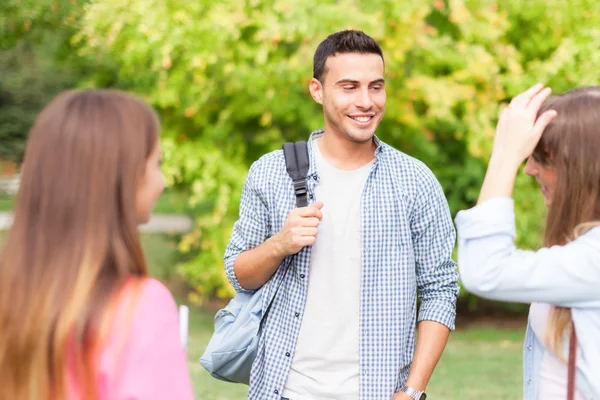 Les étudiants parlent dans le parc — Photo