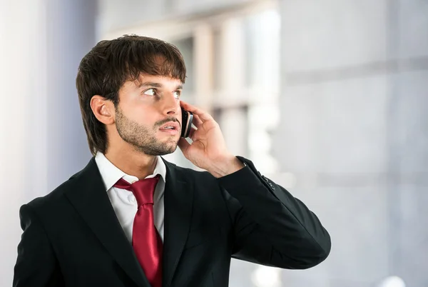 Executive praten over de telefoon — Stockfoto