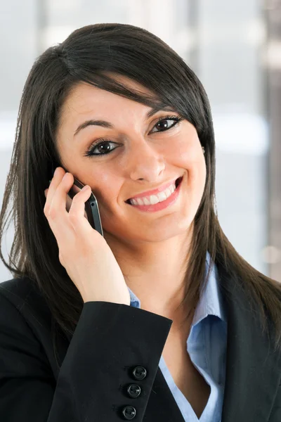 Mulher falando ao telefone — Fotografia de Stock