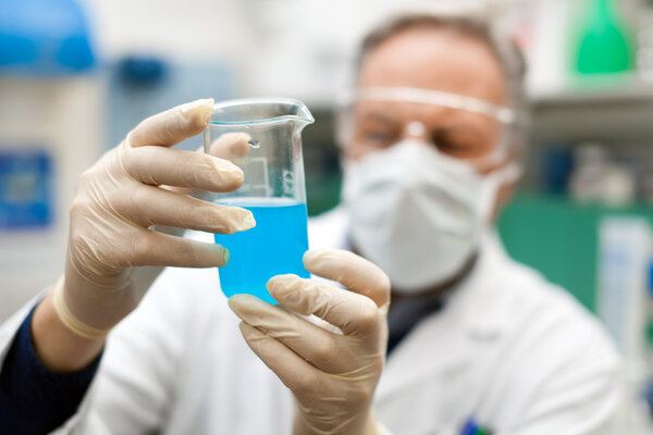 Исследователь за работой в лаборатории
