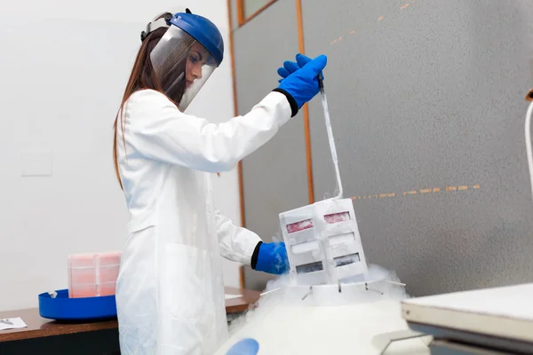 Femme travaillant dans la recherche en laboratoire — Photo